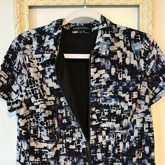 WILLOW & THREAD | Lined Patterned Short Sleeve Mini Dress Zipper Neck Line - Picture 4 of 11